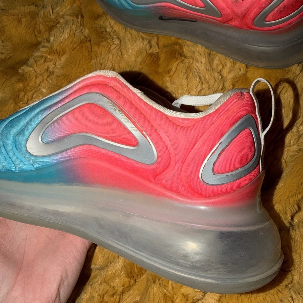 Woman’s Nike Air Max 720’s - Picture 11 of 16